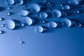 Фотообои Капли воды на синем фоне